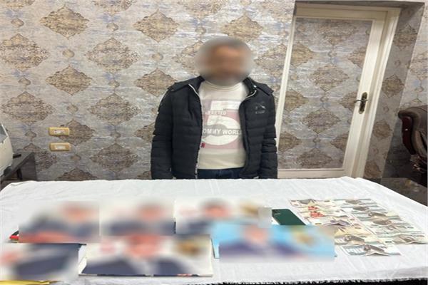المتهم وامامه المضبوطات