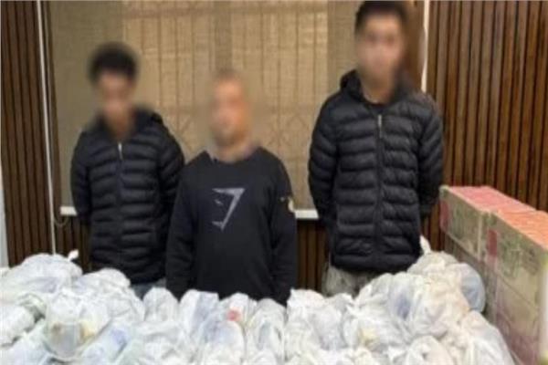 المتهمين عقب ضبطهم يوزعون سلع غذائية بإمبابة