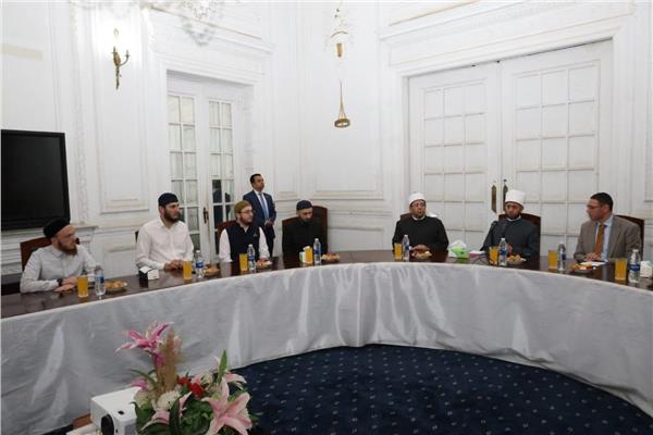 وزير الأوقاف يلتقي وفدًا من باحثي أكاديمية بولغار بجمهورية تتارستان الروسية