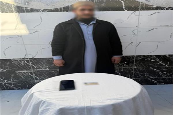 شخص وجه المواطنين بالتصويت لصالح أحد المرشحين بالبحيرة   