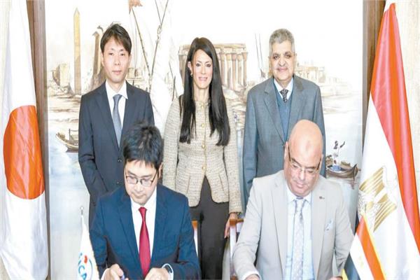 د. رانيا المشاط والفريق أسامة ربيع خلال توقيع الاتفاق    