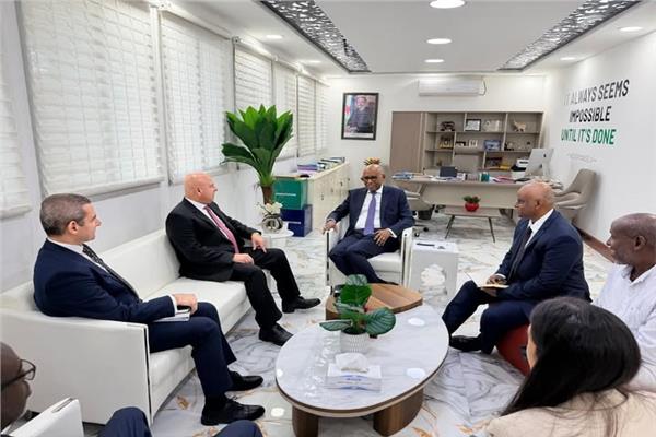  الفريق كامل الوزير مع وزراء في جيبوتي