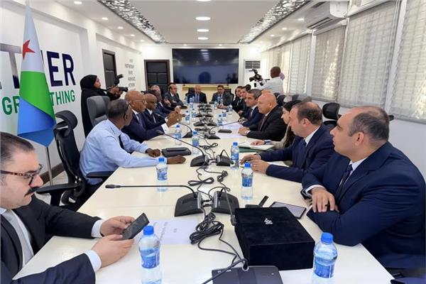 الفريق كامل الوزير مع وزير الاقتصاد والمالية والصناعة الجيبوتي