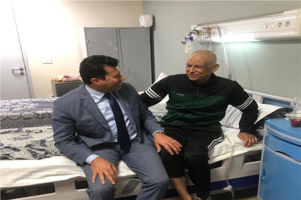 وزير الرياضة مع الراحل