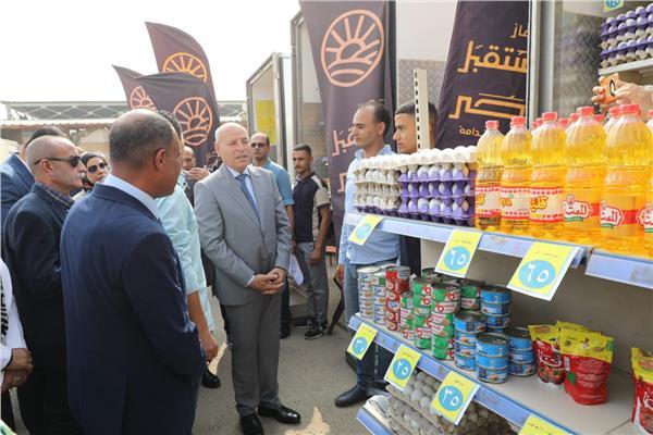  محافظ القاهرة خلال افتتاح سوق اليوم الواحد