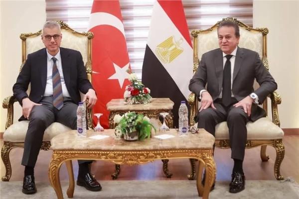 نائب رئيس مجلس الوزراء وزير الصحة والسكان ونظيره التركي الدكتور كمال أوغلو 