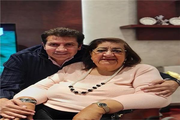 هاني رمزي ووالدته 