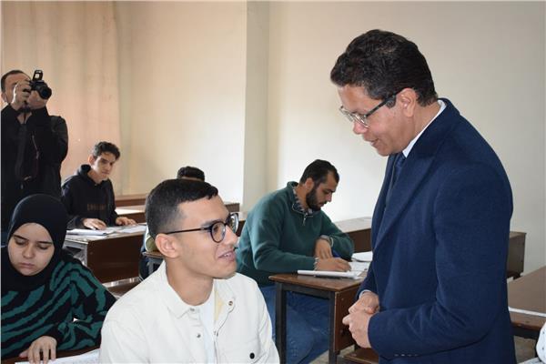 الدكتور ناصر الجيزاوي رئيس جامعة بنها خلال الجولة