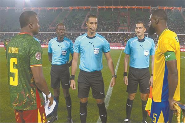 أمين عمر قام بتحكيم مباراة الكاميرون والجابون ومحمود أبو الرجال كان مساعداً له