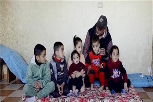 صورة تجمع الـ6 أشقاء برفقة والدهم