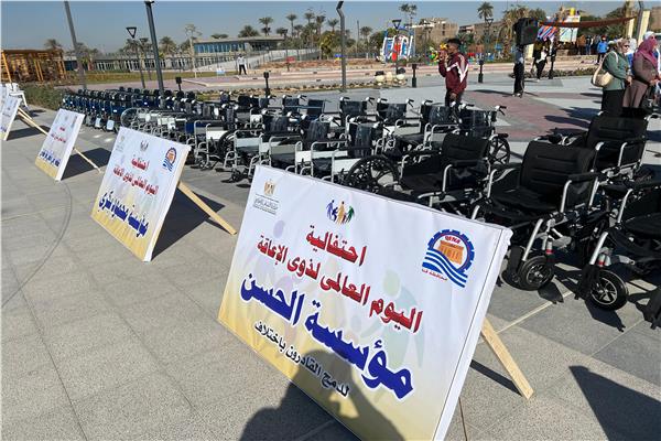 تسليم 95 جهازًا تعويضيًا وكرسيًا متحركًا و 10 أجهزة منزلية للعرائس