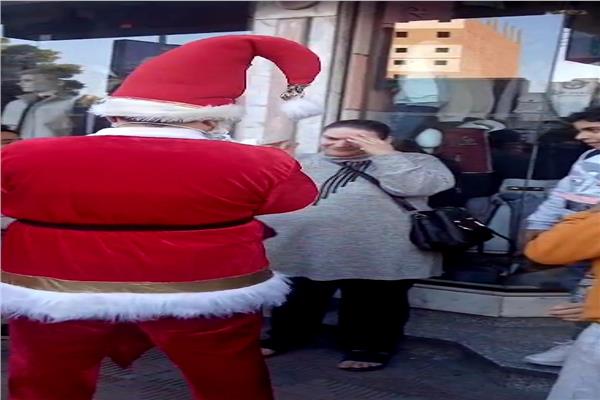 بابا نويل يوزع الهدايا على المارة في شوارع قنا  