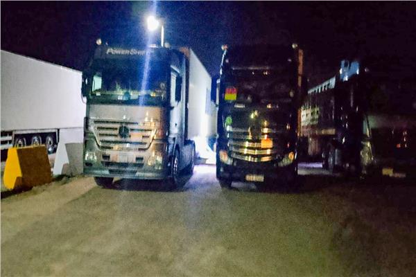 محافظ جنوب سيناء يتفقد ساحة انتظار النقل الثقيل بطابا