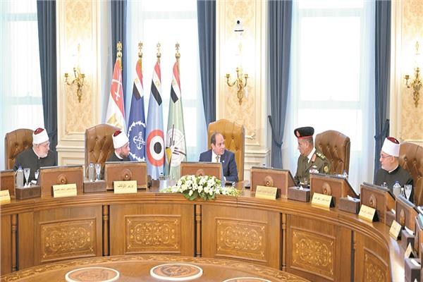 الرئيس عبدالفتاح السيسى خلال حوار مع رئيس الأكاديمية العسكرية أثناء حضوره كشف الهيئة للدعاة