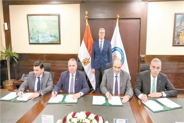 وزير البترول خلال توقيع عقد تنفيذ المرحلة الأولى من مجمع إنتاج «السيليكون»