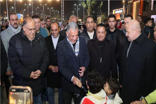 محافظ الإسماعيلية يشارك المواطنين الاحتفال بالعام الجديد