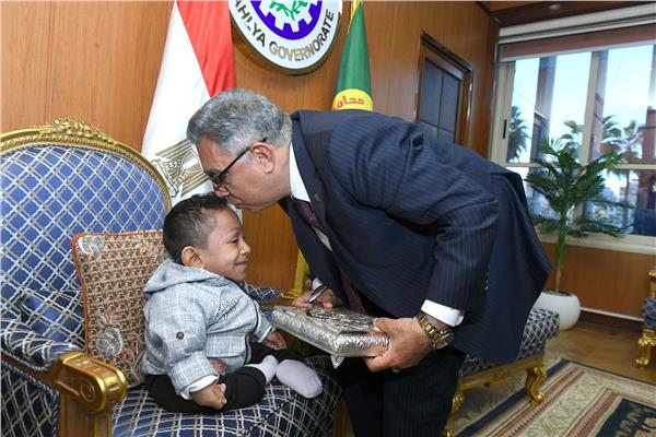 محافظ الدقهلية يُحقق حلم طفل من ذوي الهمم ويستقبله بمكتبه 