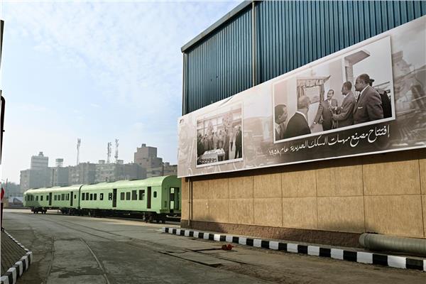 رئيس الوزراء يتفقد أعمال تطوير مصنع عربات السكك الحديدية 