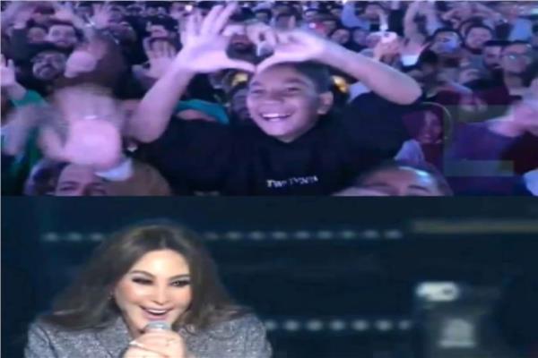 إليسا تداعب طفلًا في حفل ليلة رأس السنة
