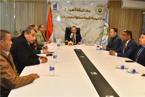 محافظ أسيوط خلال متابعة الانتخابات