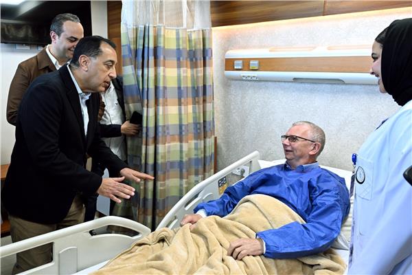  الدكتور مصطفى مدبولي يلتقي بسائح إنجليزي الجنسية خلال تفقده مستشفى الكرنك الدولي بالاقصر
