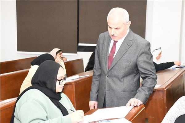 رئيس جامعة قناة السويس يتابع انتظام امتحانات "السياحة والفنادق"