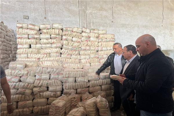 ضبط 29 طن مواد غذائية منتهية الصلاحية ومجهولة المصدر بالشرقية 