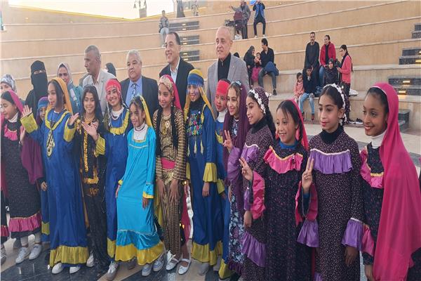 أطفال يقدمون عروضًا من الفلكلور الشعبي أمام رئيس الوزراء