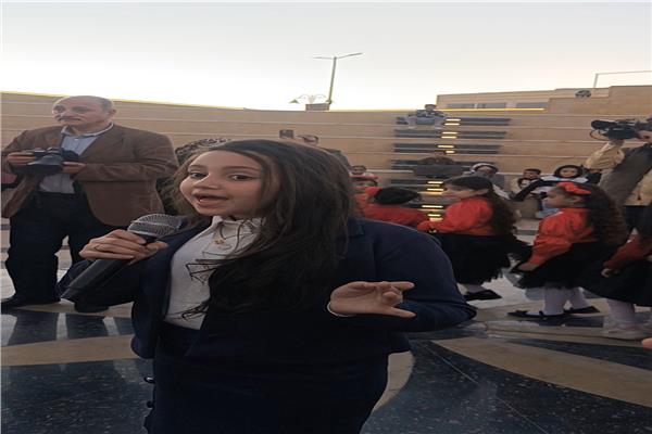 طفلة تُلقي قصيدة للشاعر نزار قباني أمام رئيس الوزراء خلال زيارته للبر الغربي بالأقصر 