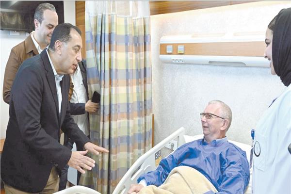 رئيس الوزراء اطمأن على حالة المرضى واستمع إلى إشادات ذويهم بجودة الخدمة الطبية