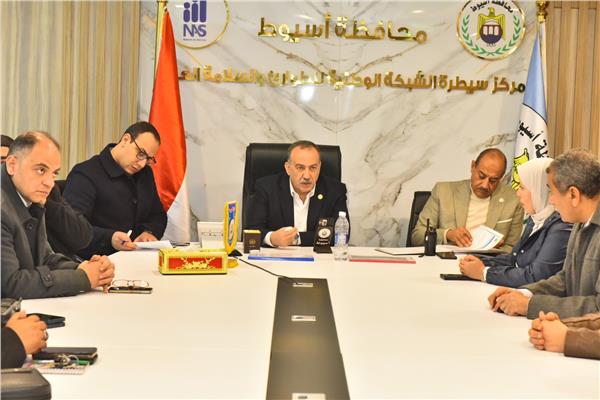 محافظ أسيوط يتابع من مركز السيطرة غلق لجان اليوم الأول لجولة الإعادة 