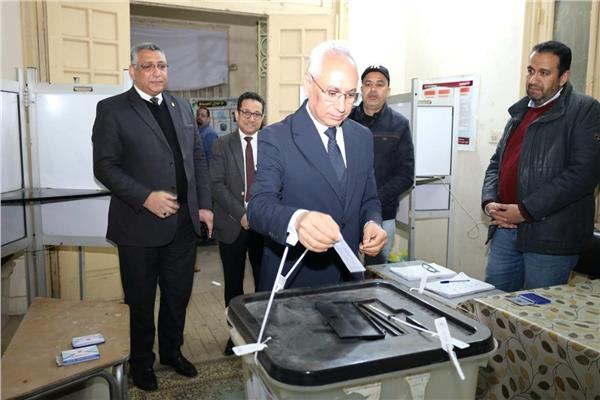 رئيس جامعة المنيا خلال إدلائه بصوته في الانتخابات