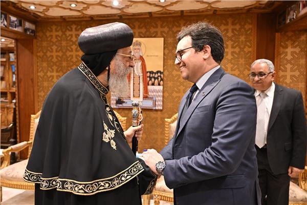 الدكتور أحمد فؤاد هنو وزير الثقافة يهنئ قداسة البابا تواضروس الثاني