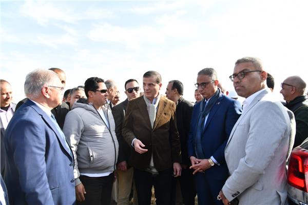 وزير الزراعة ومحافظ الفيوم يتفقدان أعمال الصرف والري