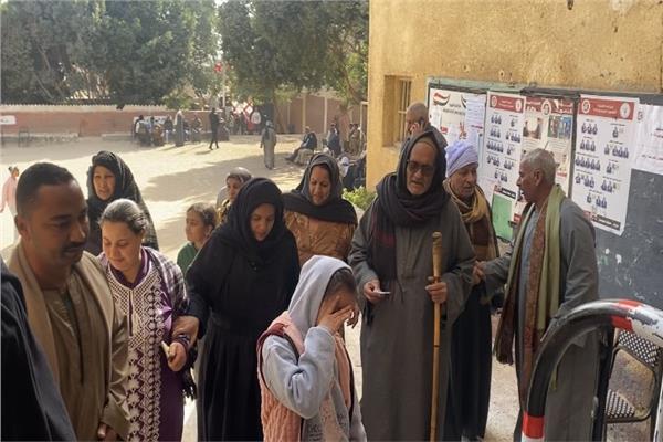 مسنة وزوجها يضربان أروع الأمثلة في المشاركة الانتخابية بالمنيا