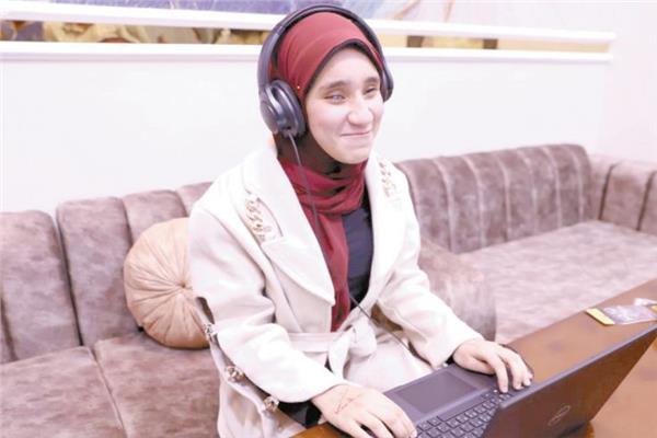 طالبة من إحدي طالبات دعم المكفوفين