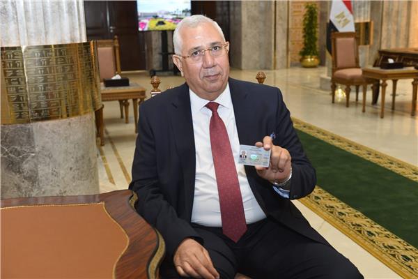 أمين عام الجبهة الوطنية يتسلم كارنيه عضوية النواب