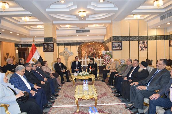 رئيس جامعة بنها يقدم التهنئة للأنبا مكسيموس مطران بنها 