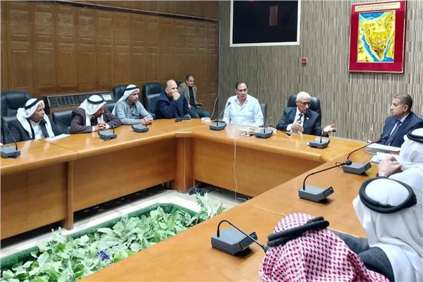 جانب من اجتماع محافظ شمال سيناء مع شيوخ القبائل