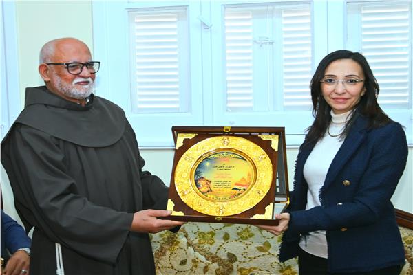جانب من الزيارة والتكريم