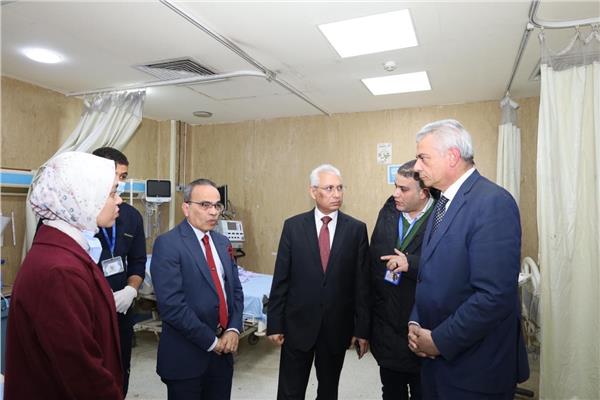 رئيس جامعة المنيا يتفقد مستشفى الاستقبال والطوارئ