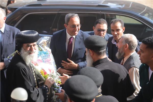 محافظ قنا يشارك أقباط قوص فرحتهم بعيد الميلاد