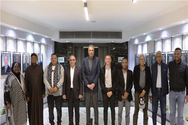 محافظ أسوان يلتقى أهالى الكرور