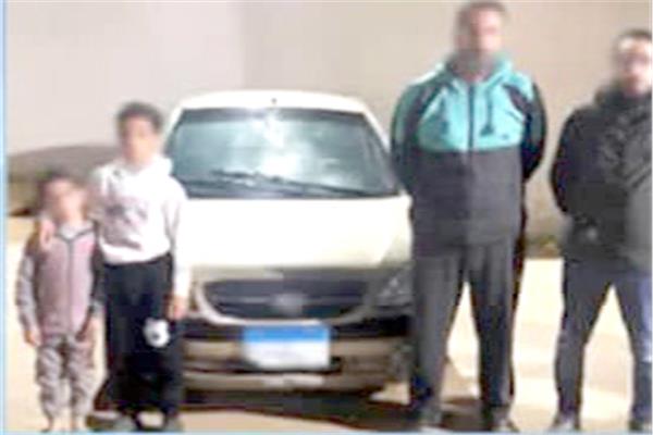 المتهمين والطفلان
