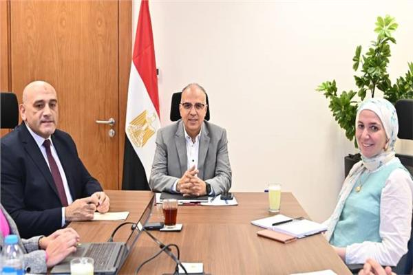 وزير الري خلال الاجتماع