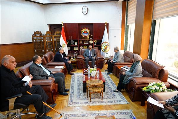 محافظ مطروح يجتمع مع لجنة الحفاظ على التراث