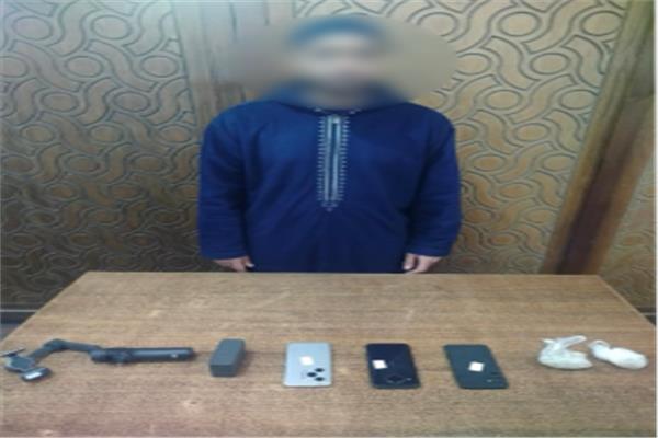 المتهم وامامه المضبوطات