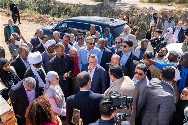 محافظ البنك المركزي المصري وعلاء فاروق وزير الزراعة بجولة تفقدية بعدد من قرى محافظة أسوان