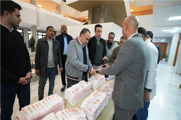 محافظ أسيوط يتسلم تبرعًا 