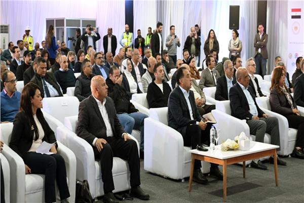 رئيس الوزراء يفتتح المرحلة الأولى من مشروع أوبيليسك لتوليد الكهرباء من الطاقة الشمسية
